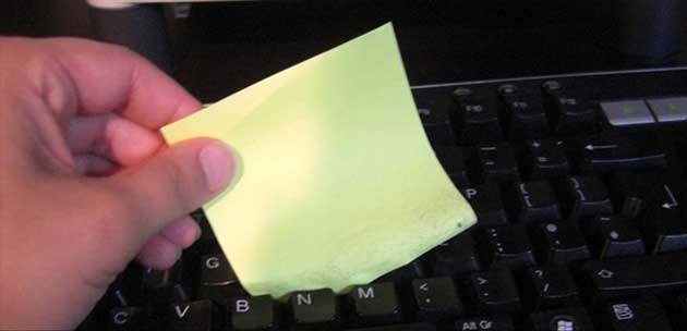 clean-your-pc-keyboard-with-postits