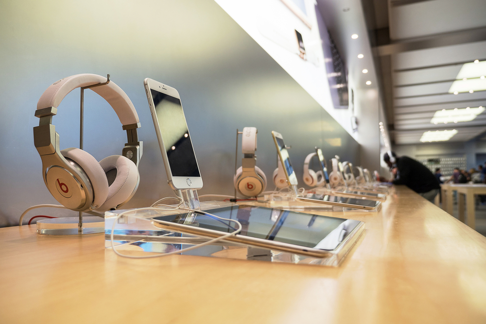 ipad-iphone-and-earphones